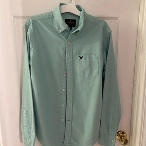 American Eagle men and green shirt long sleeves